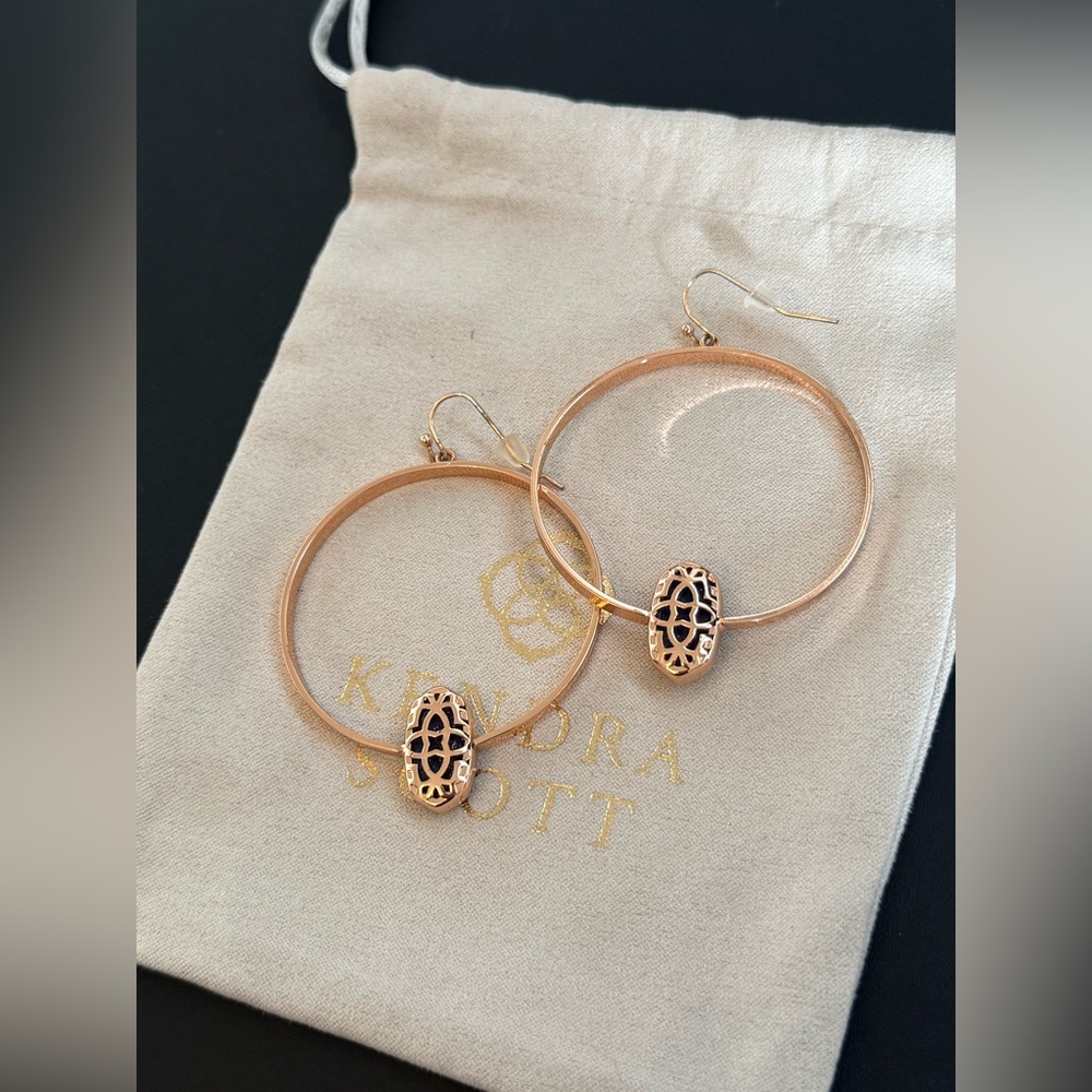 Kendra Scott Elora earrings in rose gold and navy blue dusted glass - Picture 7 of 9